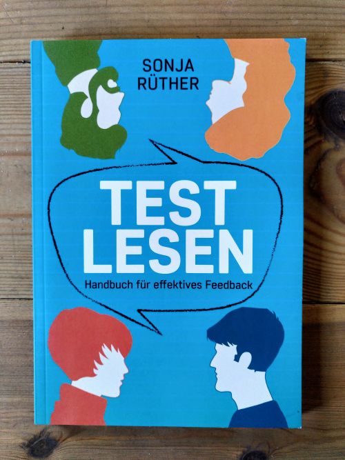 Testlesen-Handbuch für effektives Feedback-Sonja Rüther ©Briefgestöber/Eva Bergschneider, blauer Hintergrund, bunte Scherenschnitte von Köpfen