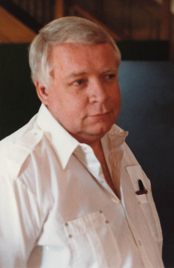 Algis Budrys (1985) Shunn/wikipedia.org, Portrait, Budrys im weissen Hemd