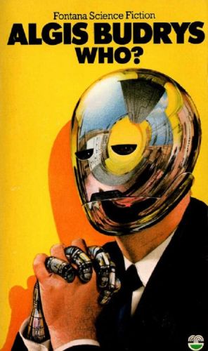 Who?-Algis Budrys © Fontana, Portriat, Mann mit Metallkopf und einer Metallhand vor gelbem Hintergrund