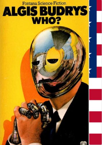 Who?-Algis Budrys © Fontana, Portriat, Mann mit Metallkopf und einer Metallhand vor gelbem Hintergrund, US-Flagge am rechten Rand