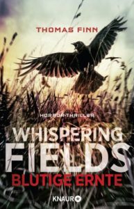 Whispering Fields-Blutige Ernte - Thomas Finn ©Knaur Hintergrund Abendhimmel, Vordergrund Getreidefeld mit aufsteigenden Raben, Schrift weiss und rot