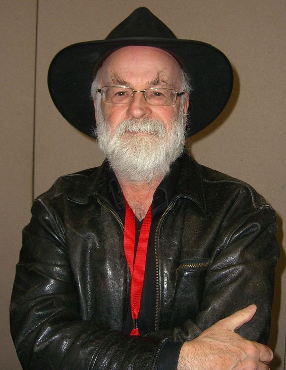 Terry Pratchett © Luigi Novi/wikipedia.org, Portrait, Terry mit schwarzem Schlapphut und schwarzer Lederjacke