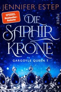 Die Saphirkrone (Gargoyle Queen 1) - Jennifer Estep © Piper-Verlag, blauer Hintergrund, Silberkrone mit blauen Edelsteinen im Vordergrund, untere Bildhälfte. Weisse und orangene Schrift.