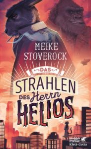 Das Strahlen des Herrn Helios - Meike Stoverock © Hobbit Presse, Hintergrund Abendrot Farben, Hase Skarabäus mit Hemd und Zigarette, Gorilla am oberen Bildrand, am unteren Bildrand Silhouette einer Stadt, mit Luftschiff und Katze auf dem Dach