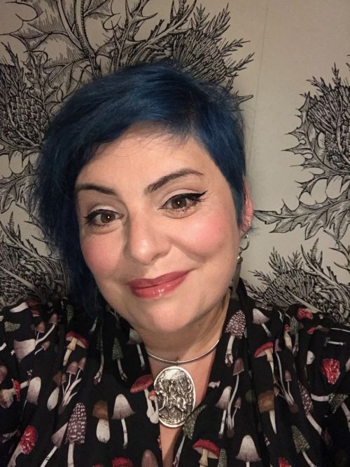 Holly Black © AssistentatHollyBlack/wikipedia.org, Portrait aus 2020 mit blauen, kurzen Haaren