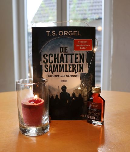 Die Schattensammlerin - T.S. Orgel, Cover © Heyne, Foto © Eva Bergschneider, Buch auf Esszimmertisch mit Kerze und einem Fläschchen Met
