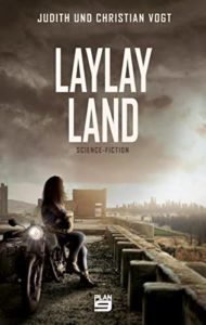 Laylayland - Judith und Christian Vogt © Plan9, sepia farbener Hintergrund, Stadtsilhouette und Ruinen, schwangere junge Frau an Motorrad gelehnt