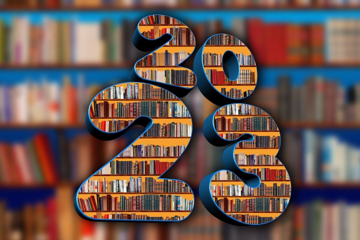 Bücher 2023 © geralt/pixabay, Bücherwand im Hintergrund, 2023 mit Büchern im Vordergrund
