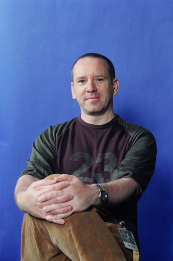 Gary Russell © Garry Russell, Portraitfoto vor blauem Hintergrund