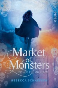 Bis auf die Knochen (Market of Monsters, Band 1) - Rebecca Schaeffer © Piper Verlag, hellblauer Hintergrund mit Totenköpfen, im Vordergrund: Rückseite weglaufende junge Frau, Schriftfarbe: weiss und hellblau