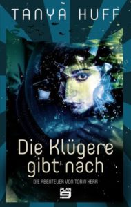 Die Klügere gibt nach (Torin Kerr Serie, Band 2) - Tanya Huff © Plan 9 Verlag, Dunkelblaue und dunkelgrüne Töne im Hintergrund, Gesicht einer jungen Frau im Halbprofil in runder Kapsel eines Raumanzugs, Schriftfarbe: weiss und hellgelb
